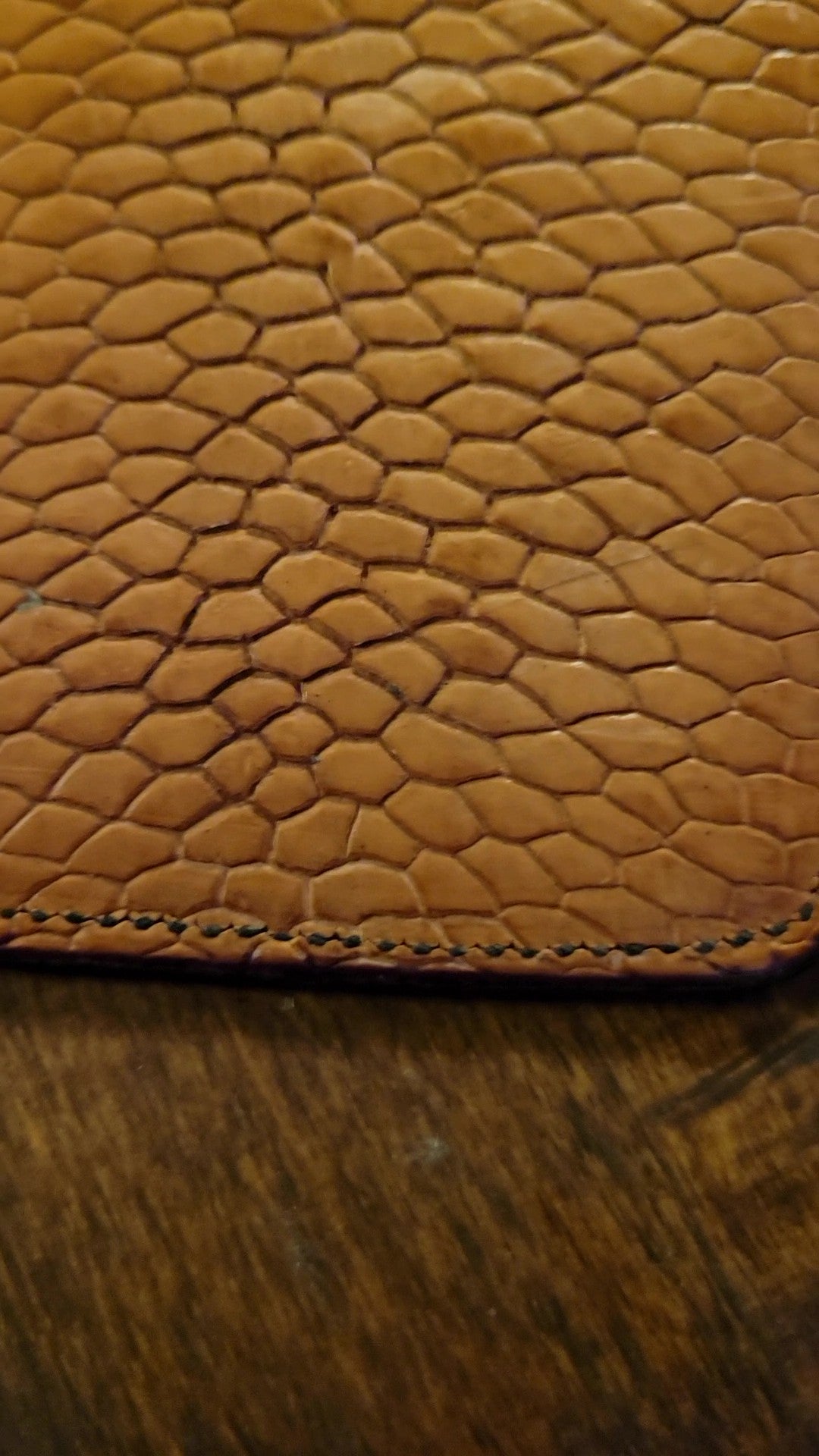 🍁 Pocket Money and Card Holder – Maple Leaf Carved Leather with Beaver Tail Accent