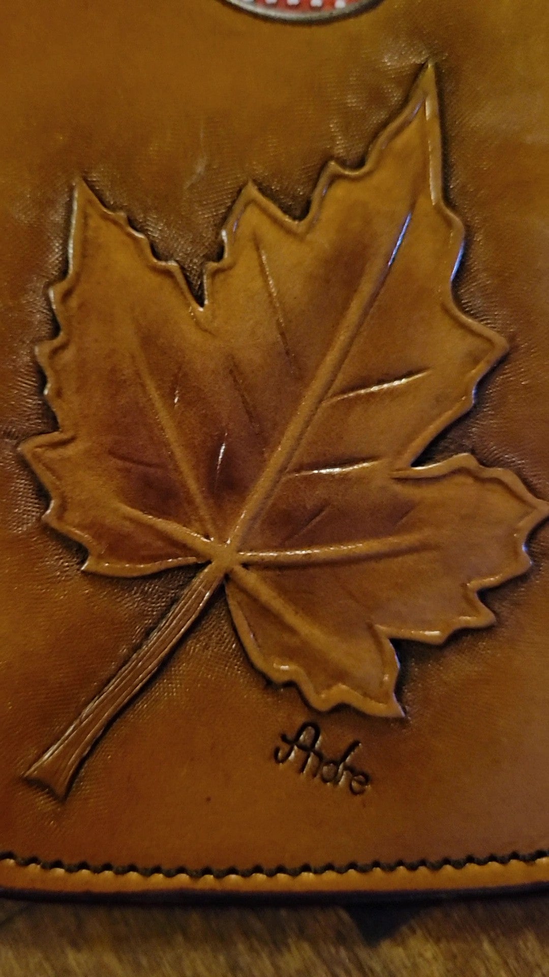 🍁 Pocket Money and Card Holder – Maple Leaf Carved Leather with Beaver Tail Accent